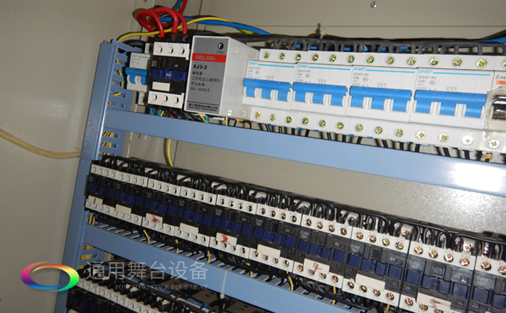 十余年锐意攀登，奋发图强！舞台幕布、机械等一站式选购供应商，必威体育怎么下载到手机
、音响、灯光工程设计施工承包壹级资质——通用舞台