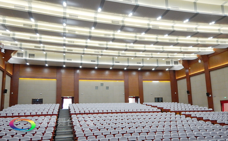 通用舞台吊杆高标准承接广州市培英中学报告厅项目，大屏幕显示系统、音频扩声系统、灯光系统、舞台吊杆及机械等多系统相互协作