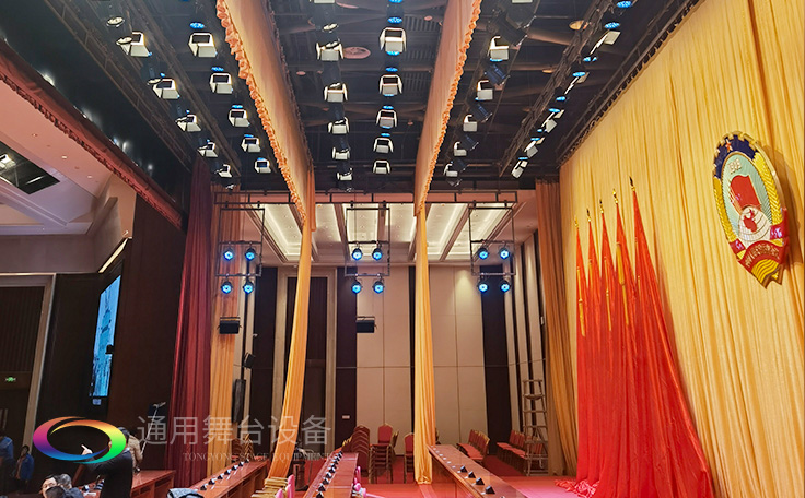 坚持一丝不苟，严控质量！定制礼堂阻燃幕布、十面会旗会议幕等！只为呈现更好的舞台幕布效果！