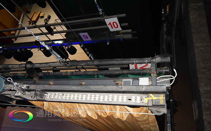 通用舞台专业性、全方位优势！业务涉及必威体育怎么下载到手机
、阻燃幕布、专业灯光系统、专业音响系统