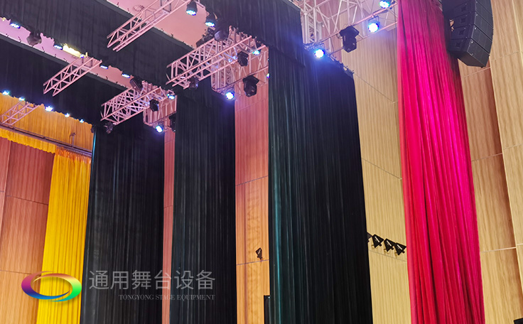 迁换场景、揭示活动主体、渲染演出气氛、提升演出效果——舞台阻燃幕布