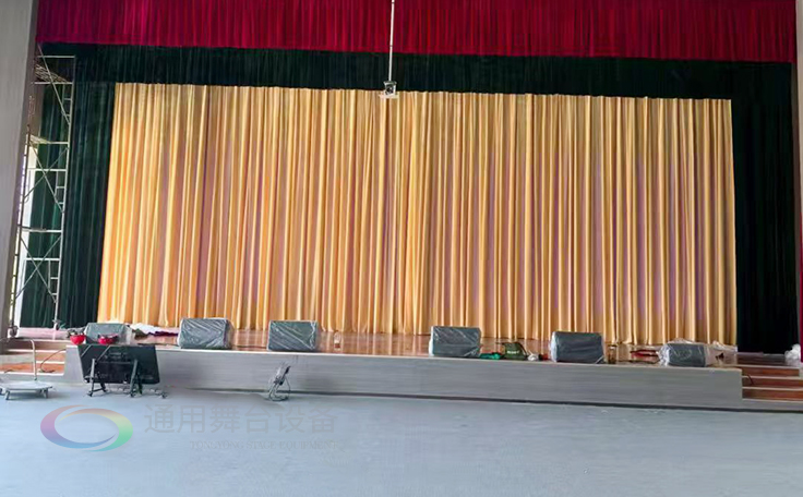 通用舞台承建江苏某学院报告厅项目，涵盖舞台灯光、电动吊杆、阻燃幕布等核心设备的设计与安装