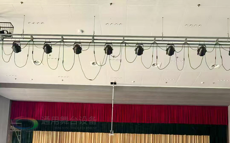 通用舞台承建江苏某学院报告厅项目，涵盖舞台灯光、电动吊杆、阻燃幕布等核心设备的设计与安装