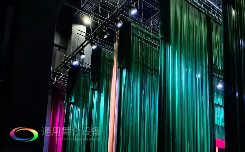 打造区域性融媒体综合服务的新标杆！曲靖融媒体中心全新舞台幕布系统投入使用