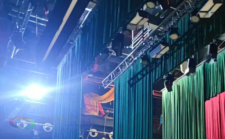 戴南文化艺术中心必威体育怎么下载到手机
 舞台吊杆 舞台阻燃幕布项目 助力本地文化演出升级，为观众带来更优质的视听体验！