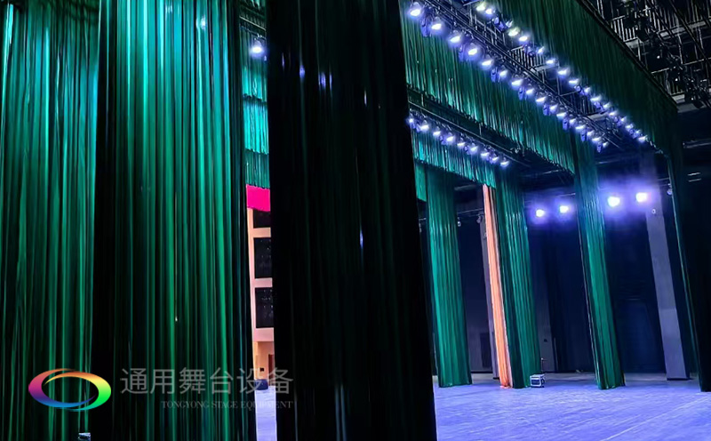 助力教育领域舞台建设，推动校园文化发展！星海中学报告厅舞台阻燃幕布建设项目